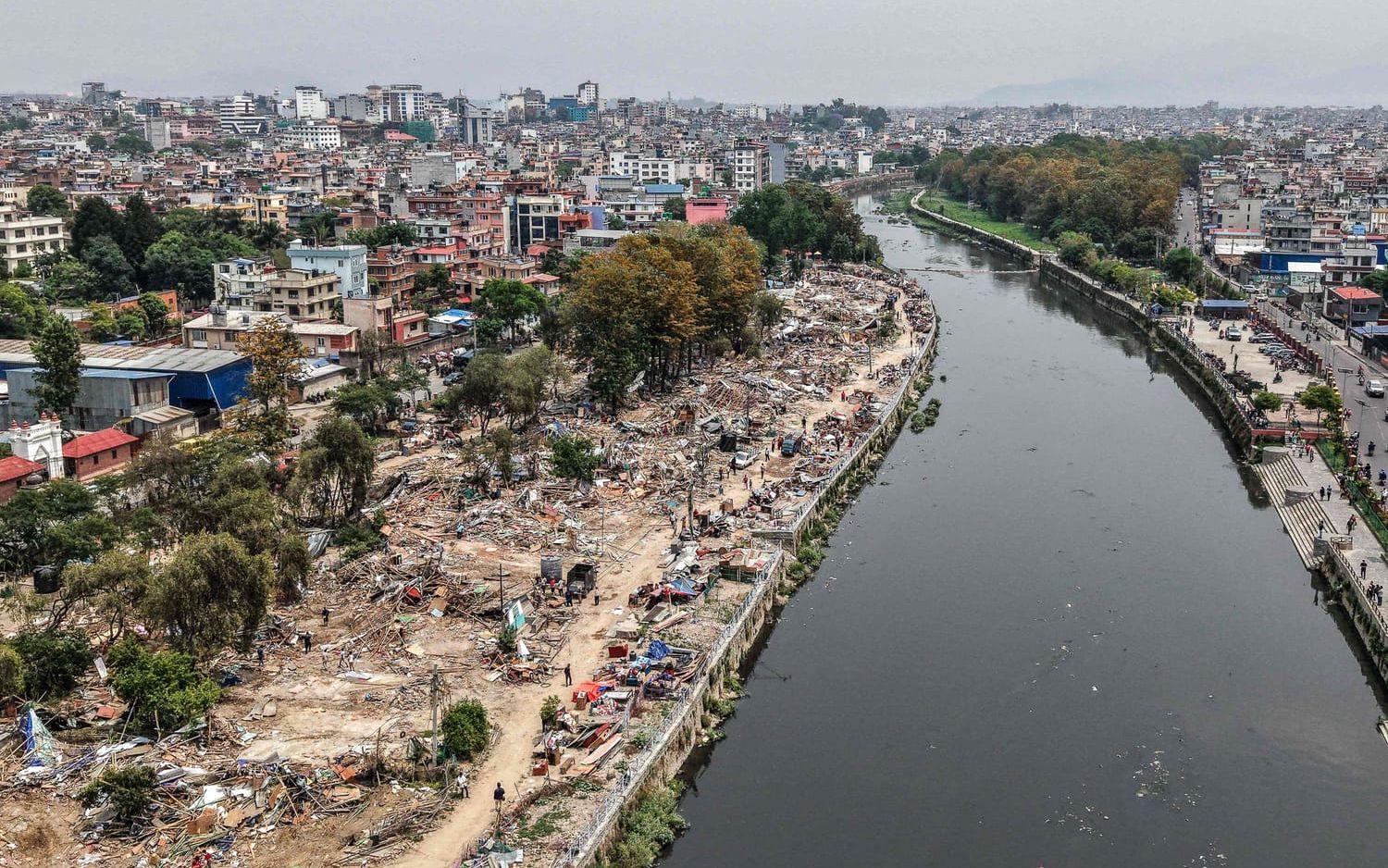 En flygbild visar bosättningar som rivs av nepalesiska myndigheter på lördagen.