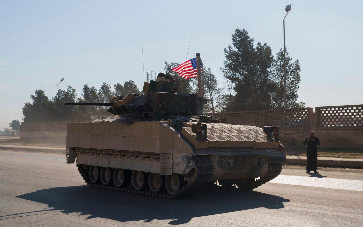 Ett amerikanskt stridsfordon kör genom nordöstra Syrien i januari 2025.