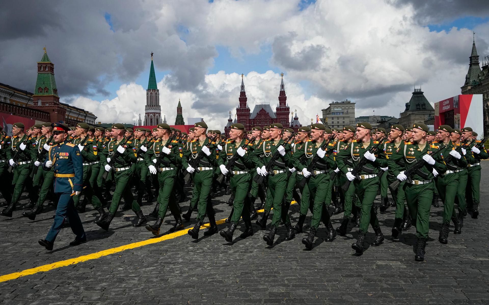 Ryska militärer marscherar under firandet av segerdagen i Moskva.