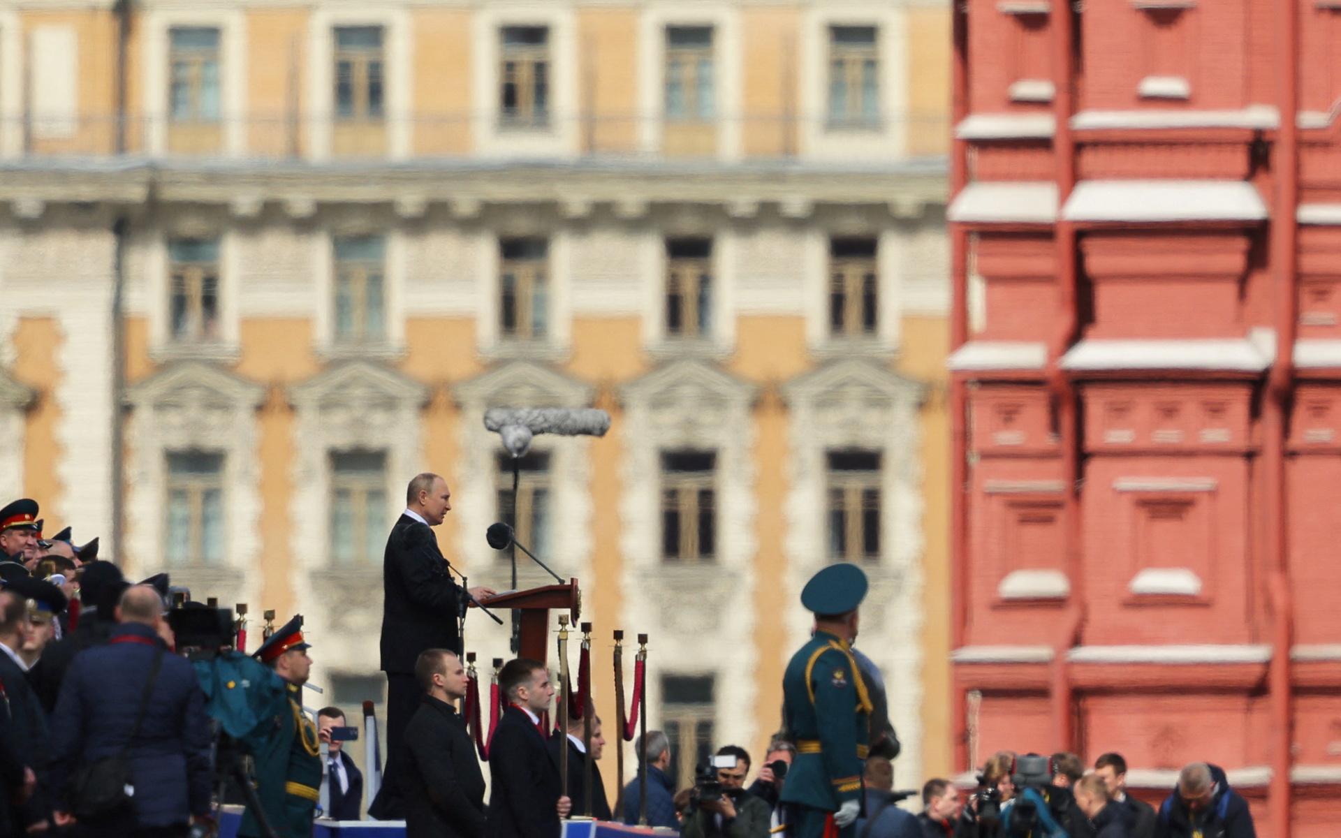 Putin håller tal till det ryska folket från Röda torget i Moskva.