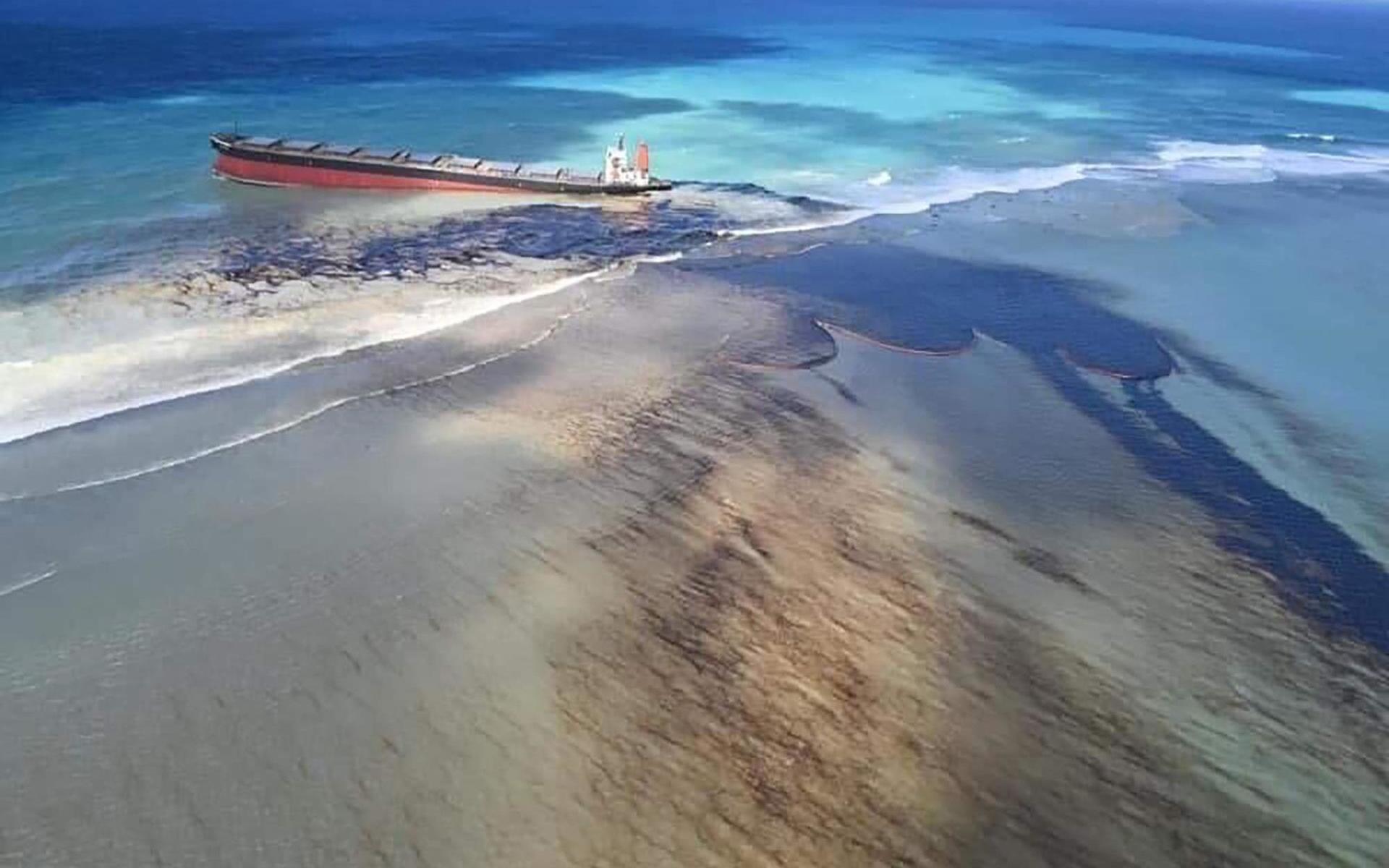 Olja läcker från MV Wakashio, tankern som gått på grund vid Mauritius sydöstra kust.
