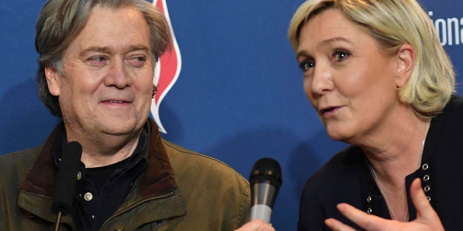 USA:s president Donald Trumps forne chefsstrateg Steve Bannon och franska Nationella frontens Marine Le Pen vid en gemensam presskonferens.