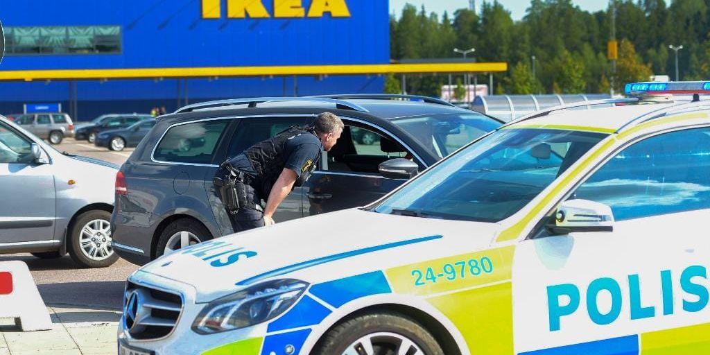 Polis frågade ut alla som lämnade Ikea i Västerås under måndagseftermiddagen. 