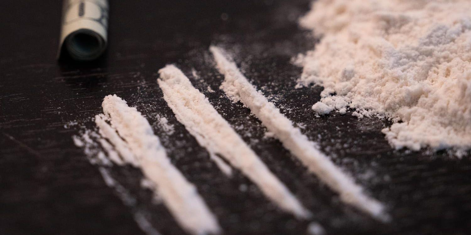 Linor med kokain och en ihoprullad sedel.