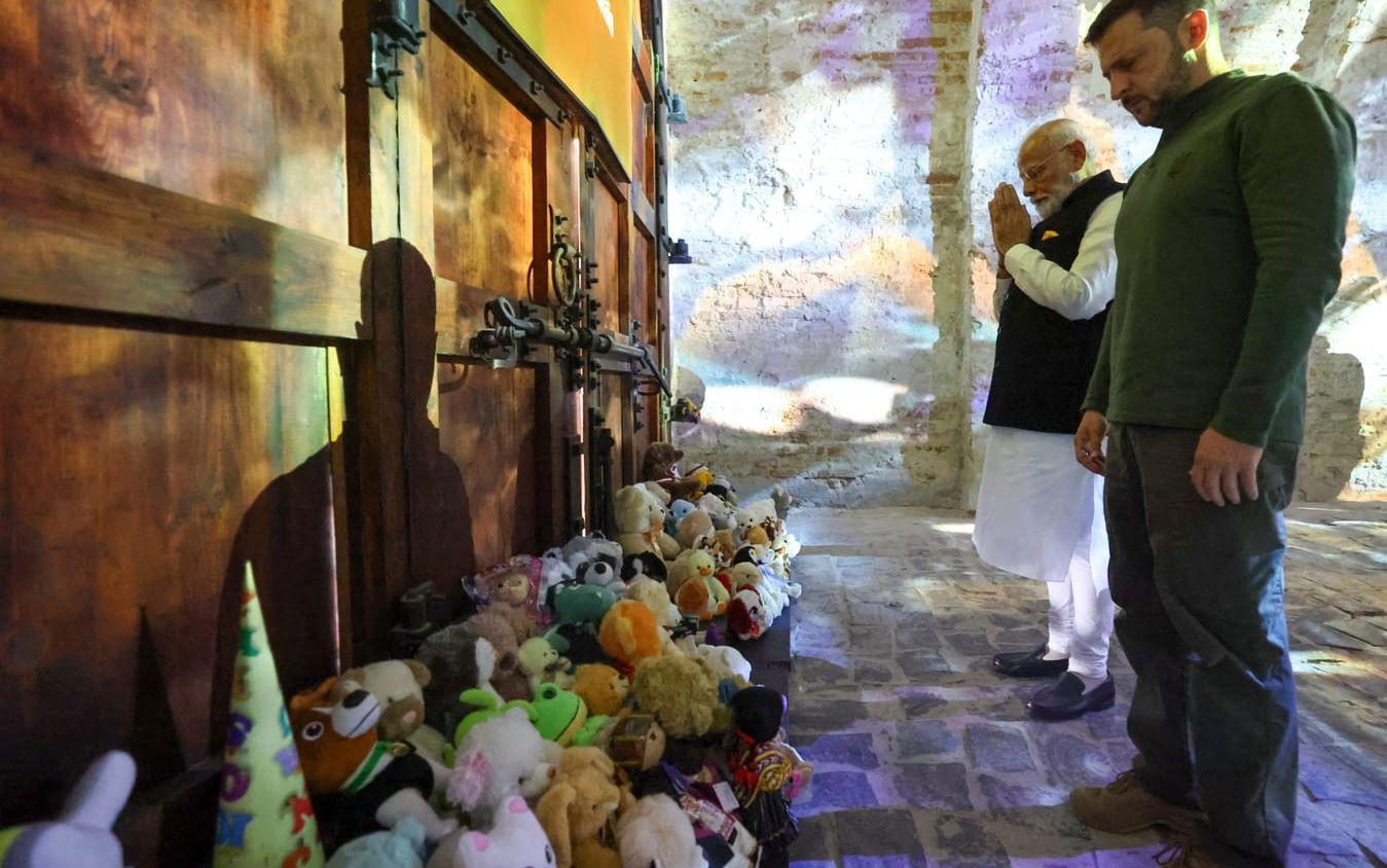 Indiens premiärminister Narendra Modi och Ukrainas president Volodymyr Zelenskyj vid en minnesplats i Kiev för barn som mist livet i Ukrainakriget.