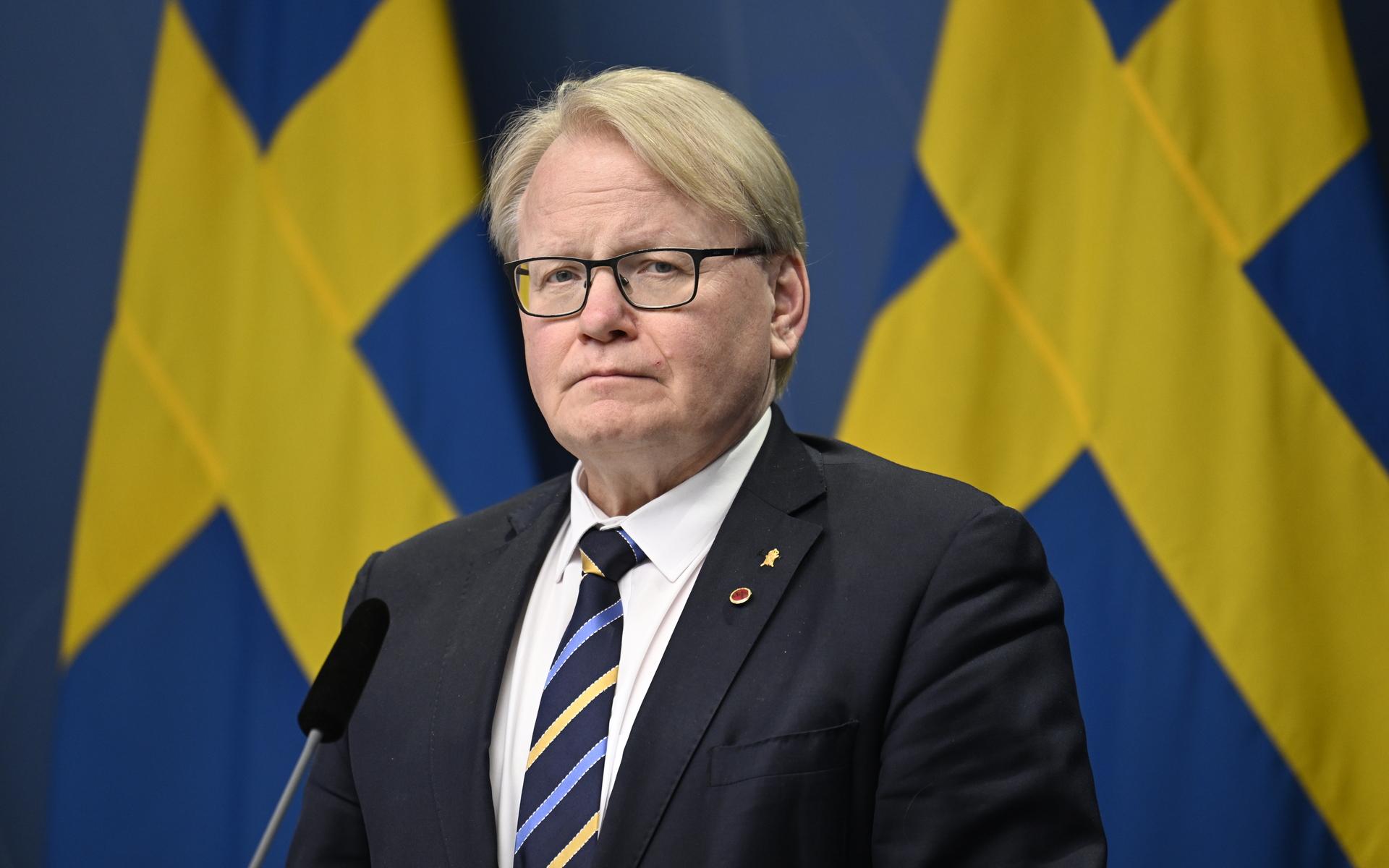 Försvarsminister Peter Hultqvist (S) håller pressträff för att presentera ytterligare stöd till Ukraina.