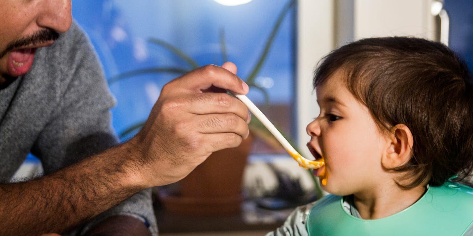 En man matar ett litet barn. 