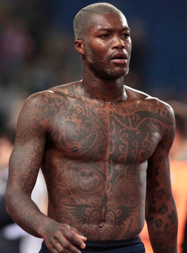 Franske fotbollsspelaren Djibril Cissé har täckt stora delar av överkroppen med tatueringar. Bild: TT.