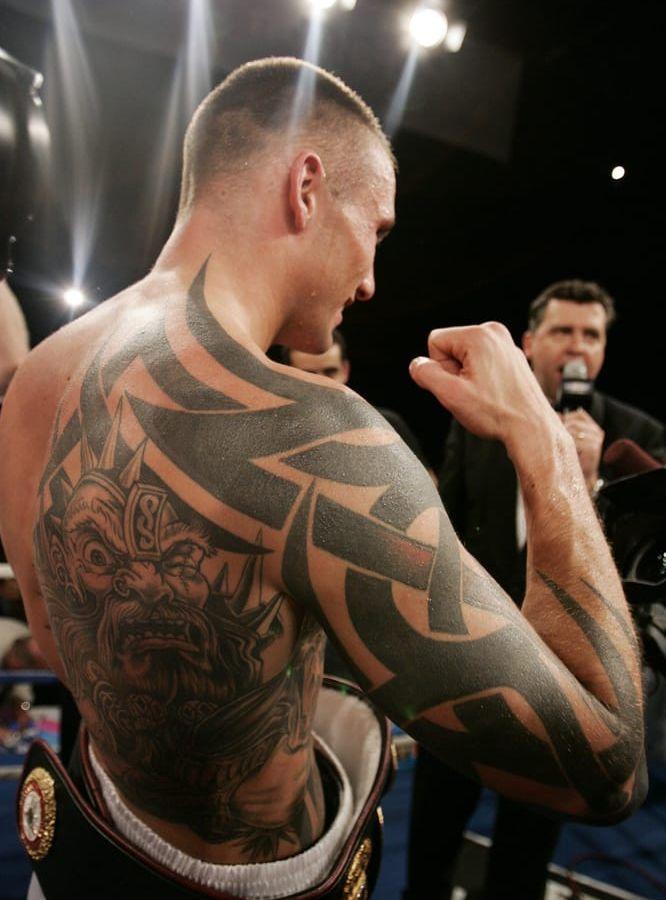 Danske boxaren Mikkel Kessler har låtit halva sin rygg smyckas av en tatuering som vävs ihop med armen. Bild: TT.