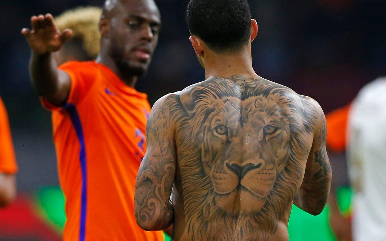 Nederländaren Memphis Depay, som misslyckades fullständigt i Manchester United, har låtit sin rygg prydas av ett stort mäktigt lejon. Bild: TT.