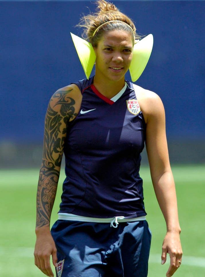 Natasha Kai, OS-guldmedaljör med det amerikanska fotbollslandslaget 2008, låter högerarmen prydas av en stor tatuering. Bild: TT.