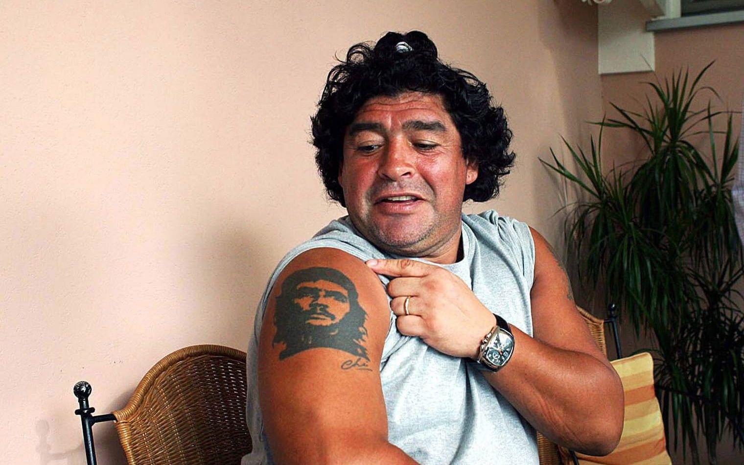 En av världens främsta fotbollsspelare genom tiderna har valt att tatuera in två kontroversiella profiler på sin kropp, i Fidel Castro och Che Guevara. Den senare syns på bilden. Bild: Bildbyrån.