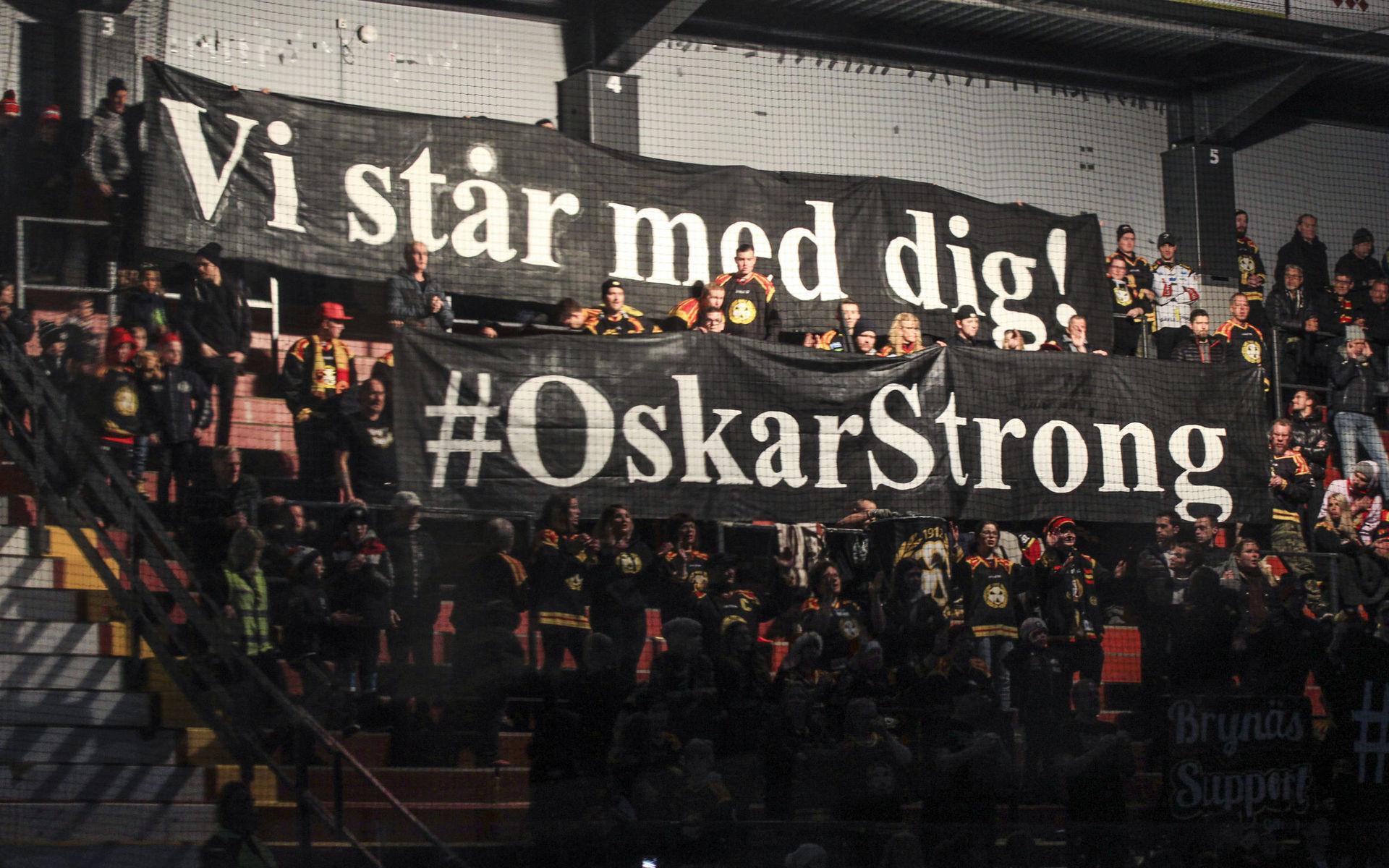 Efter cancerbeskedet har hockeypubliken visat sitt stöd för Oskar Lindblom både i NHL och SHL. 