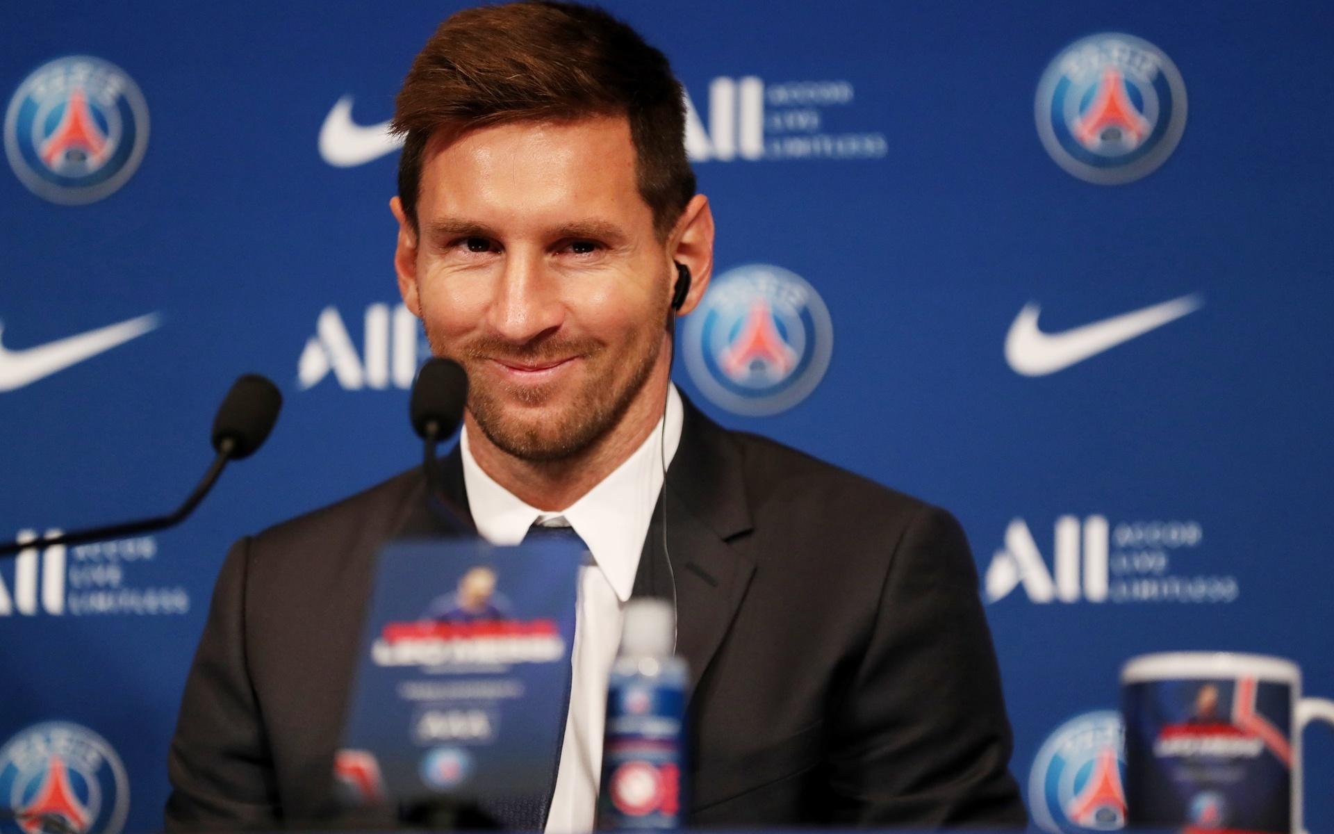 Messi på första presskonferensen som PSG-spelare. 