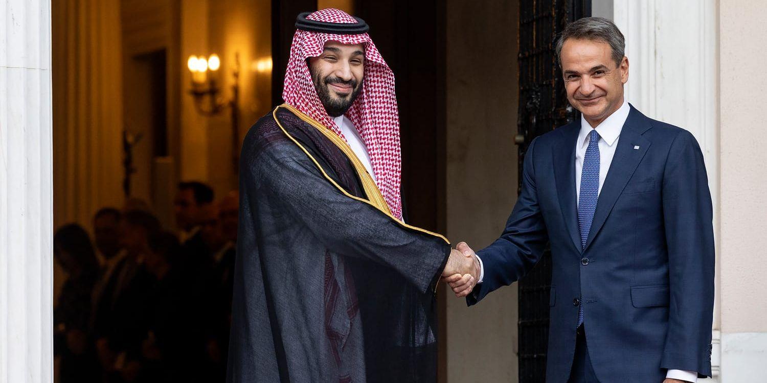 Saudiarabiens kronprins Mohammed bin Salman skakar hand med Greklands premiärminister Kyriakos Mitsotakis.