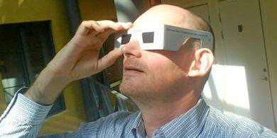 GP:s reporter Christofer Psilander betraktar den partiella solförmörkelsen ifrån GP-husets ljusgård