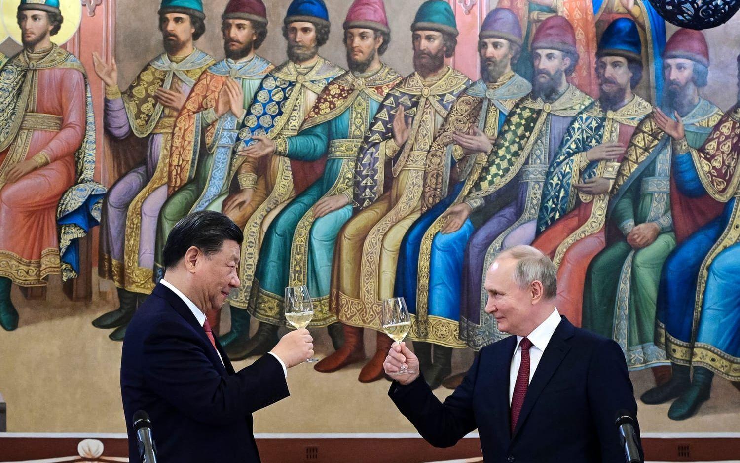 Kinas president Xi Jinping och Rysslands president Vladimir Putin. Arkivbild.
