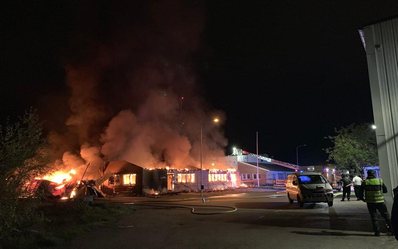 Natten till söndag började det brinna i en byggnad, bakom Volvo Brandt på Onsjö i Vänersborg.