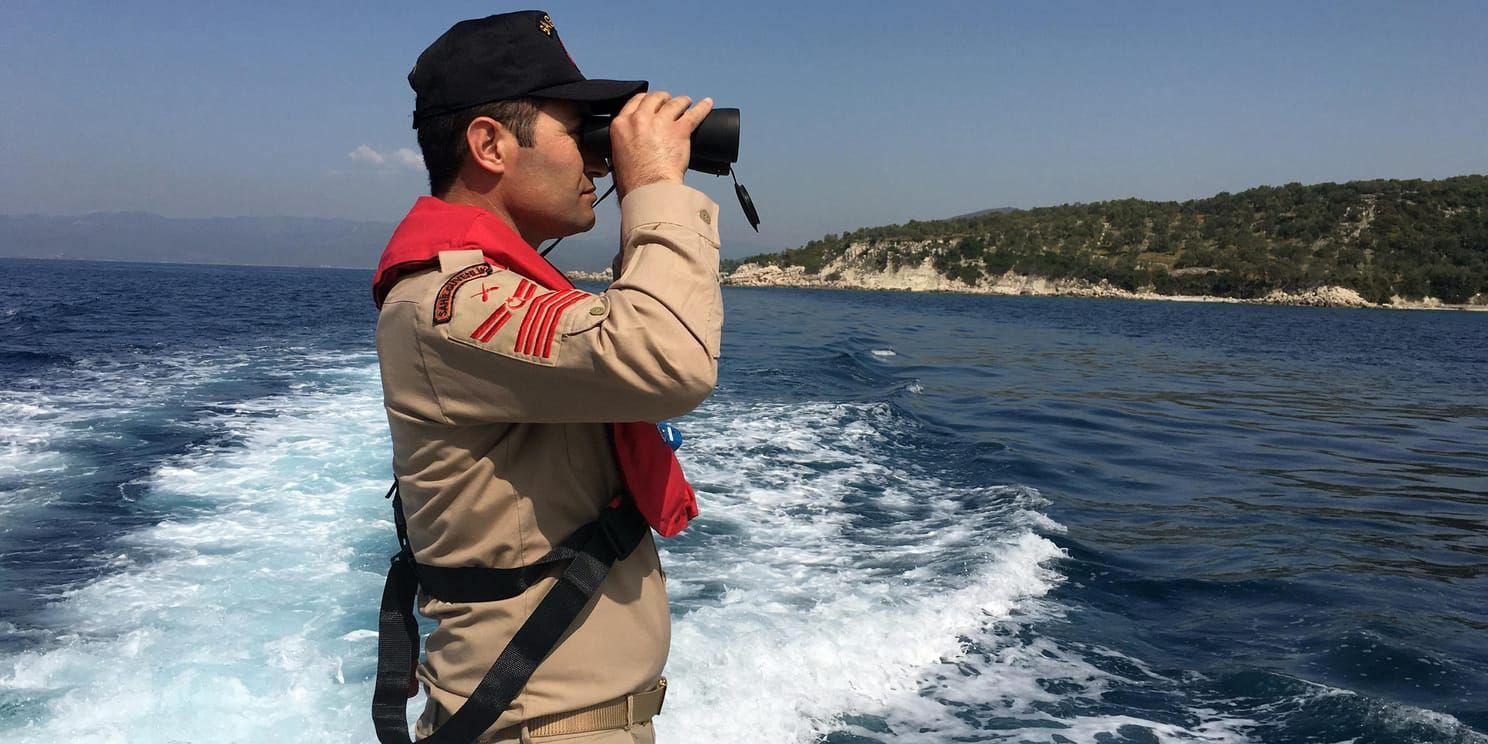 En anställd vid turkiska kustbevakningen spanar efter migranter i vattnen mellan Turkiet och Grekland.