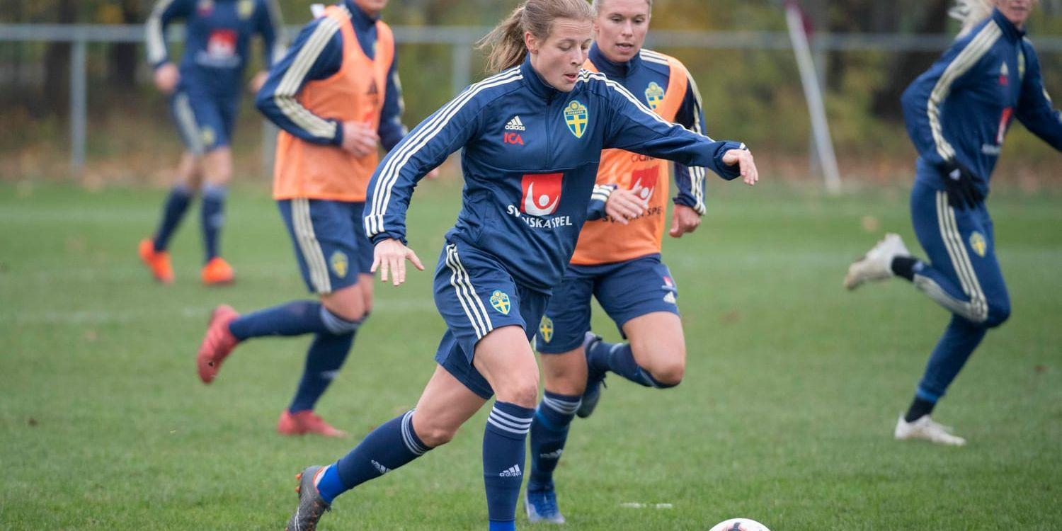 Fotbollslandslagets Anna Anvegård tränar på Sheffield Hallam University Sports Park i Sheffield inför söndagens träningslandskamp mot England.