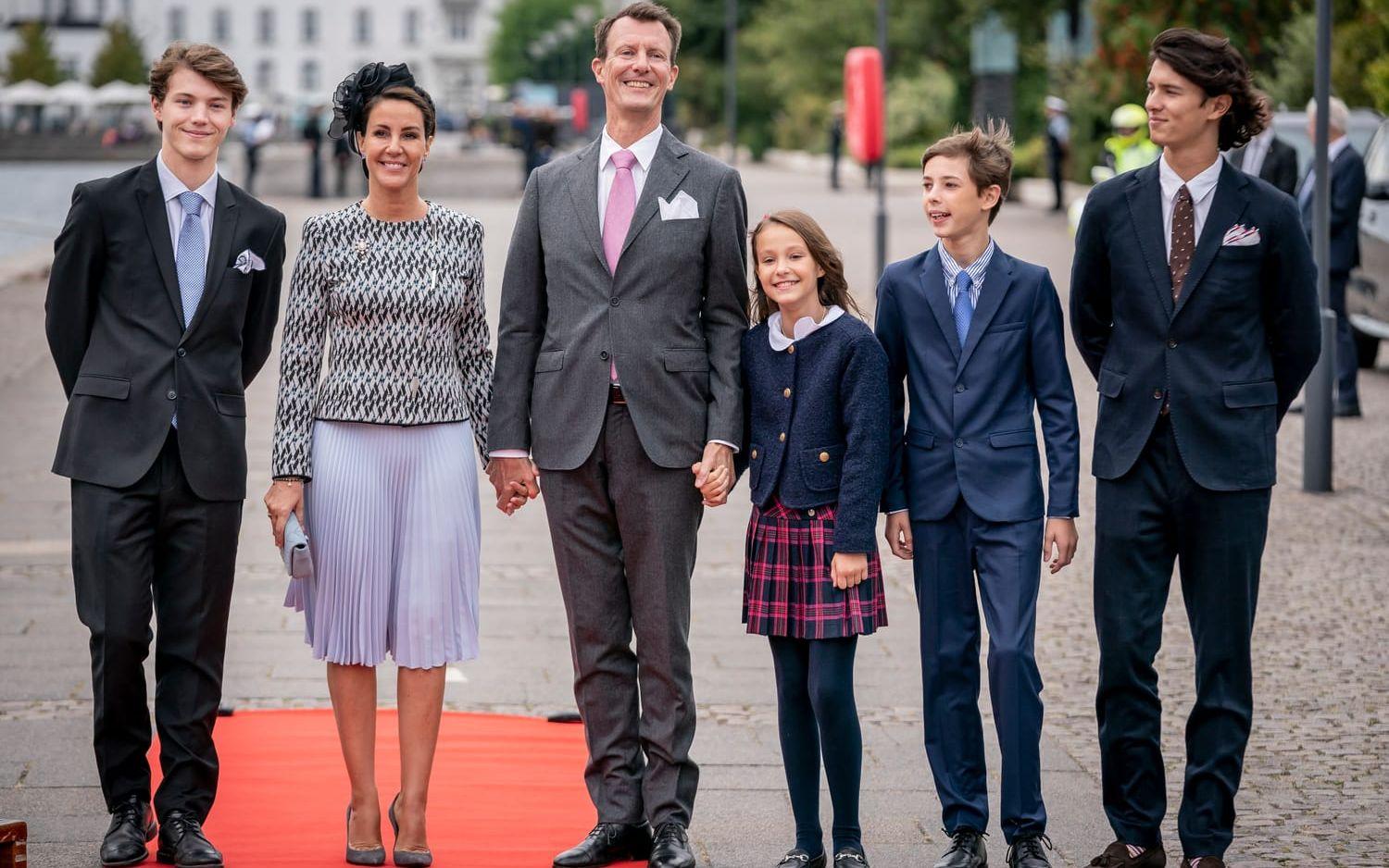 Prinsessan Marie och prins Joachim tillsammans med barnen prins Felix, prins Nikolai, prins Henrik och prinsessan Athena.