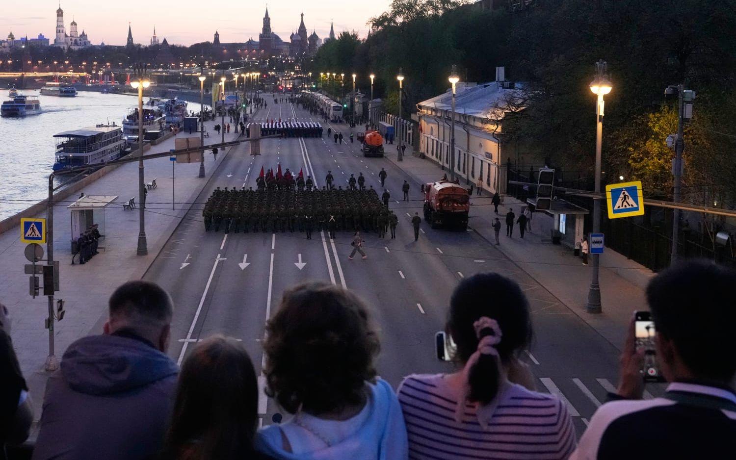 Ryska militärer i repetitionsmarsch mot Röda torget i Moskva i måndags.