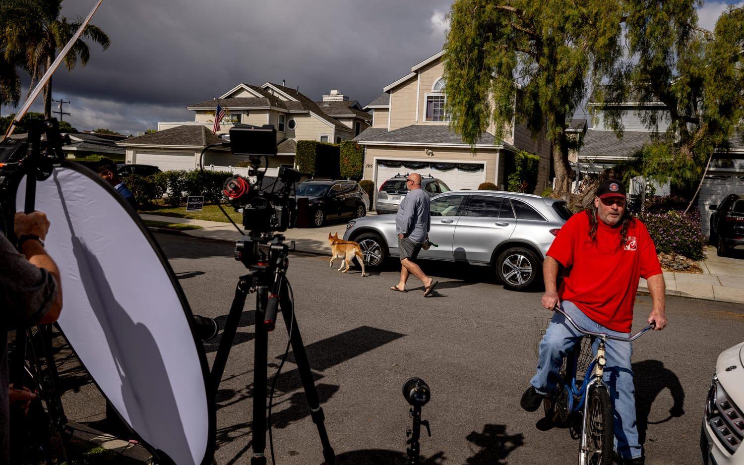 Medier bevakar federala polisen FBI:s arbete i den misstänkte attentatsmannens bostad i Torrance, Kalifornien.