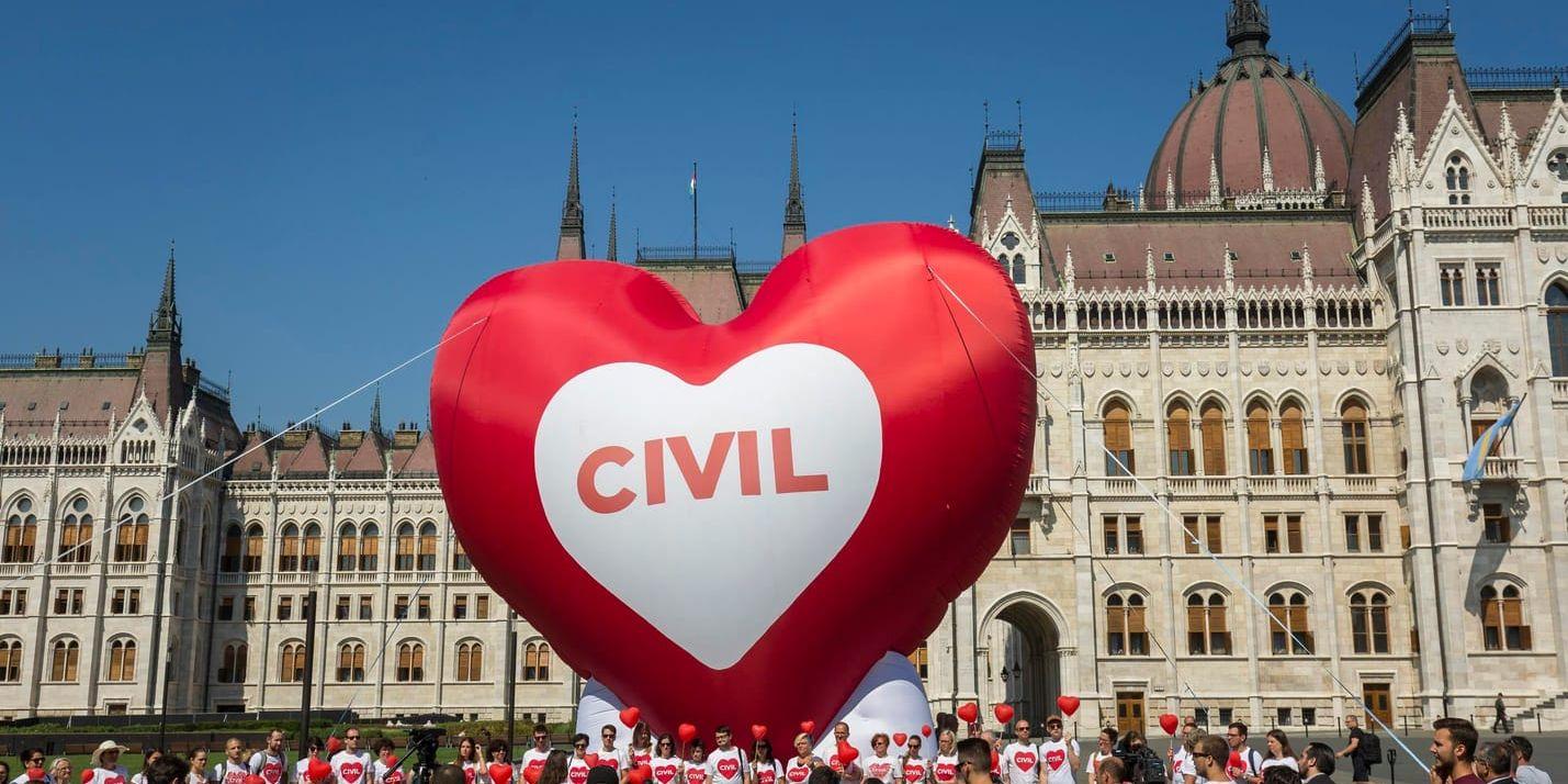 Protester mot "Stoppa Soros"-lagarna i Budapest i juni utanför det ungerska parlamentet. Arkivbild.