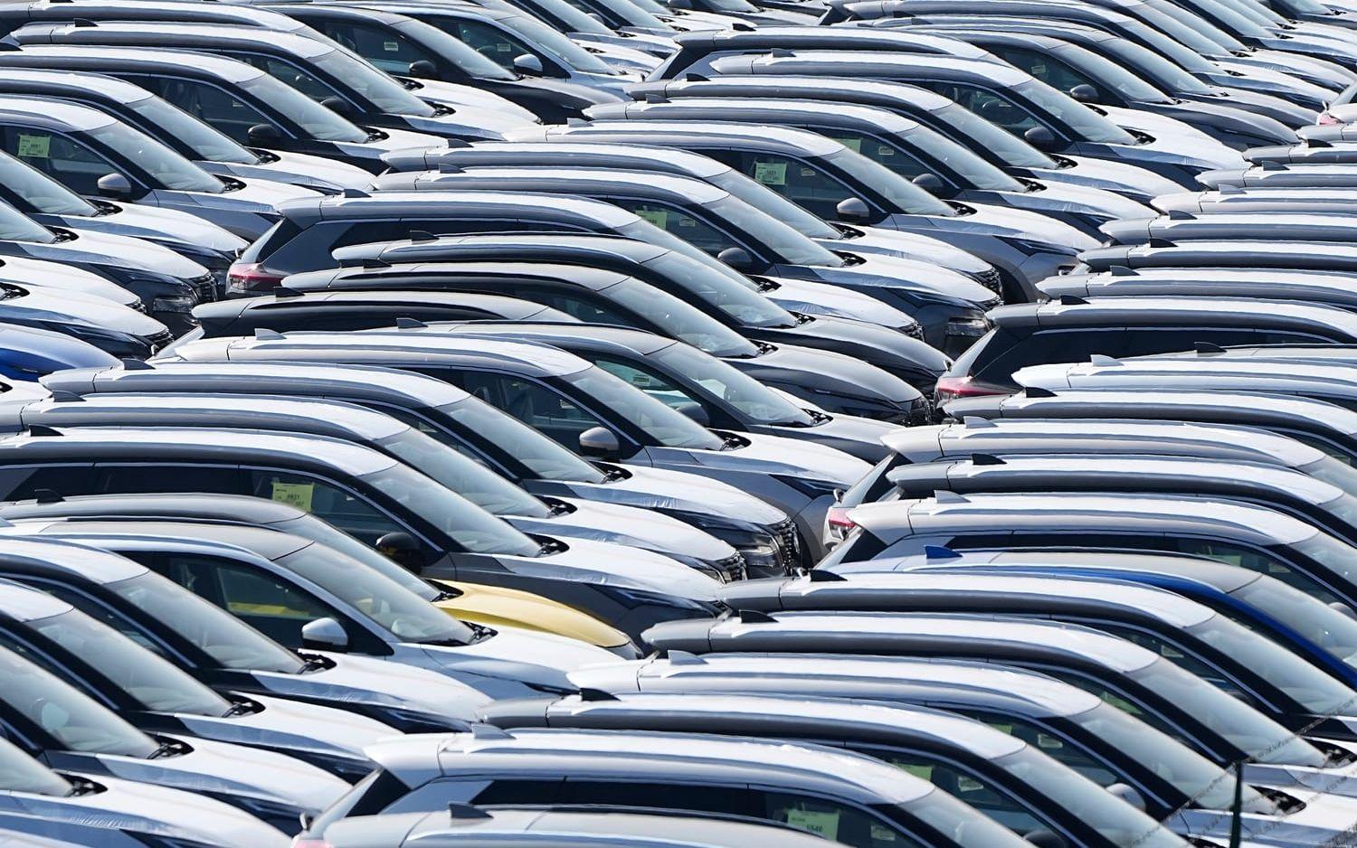 Bilar väntar på att transporteras. Arkivbild.