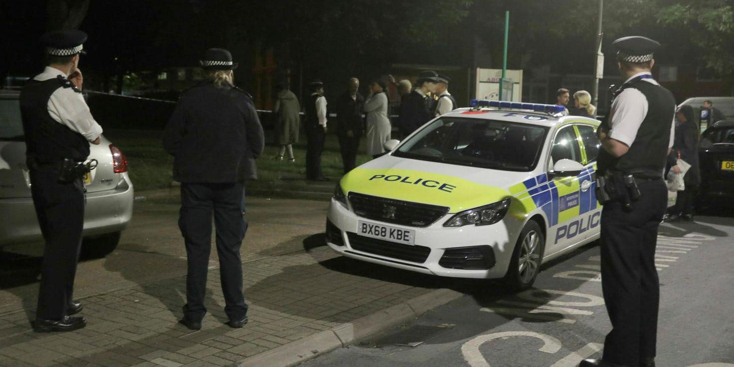 Poliser på plats i Wandsworth i sydvästra London där en 18-årig man knivskars till döds på fredagskvällen.