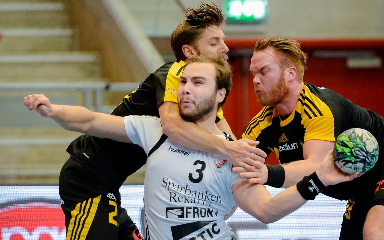 Sävehofs Viktor Ottosson och Atli Ingolfsson försvarar mot Guifs Emil Andersson. Bildbyrån.