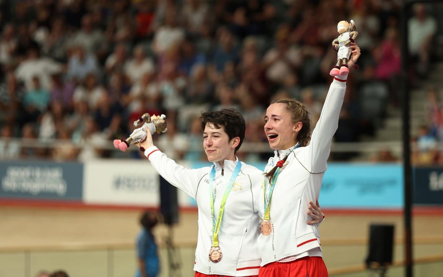 Sophie Unwin och Georgia Holt slutade trea men fick inget brons, då ordnade de en egen medaljceremoni. 