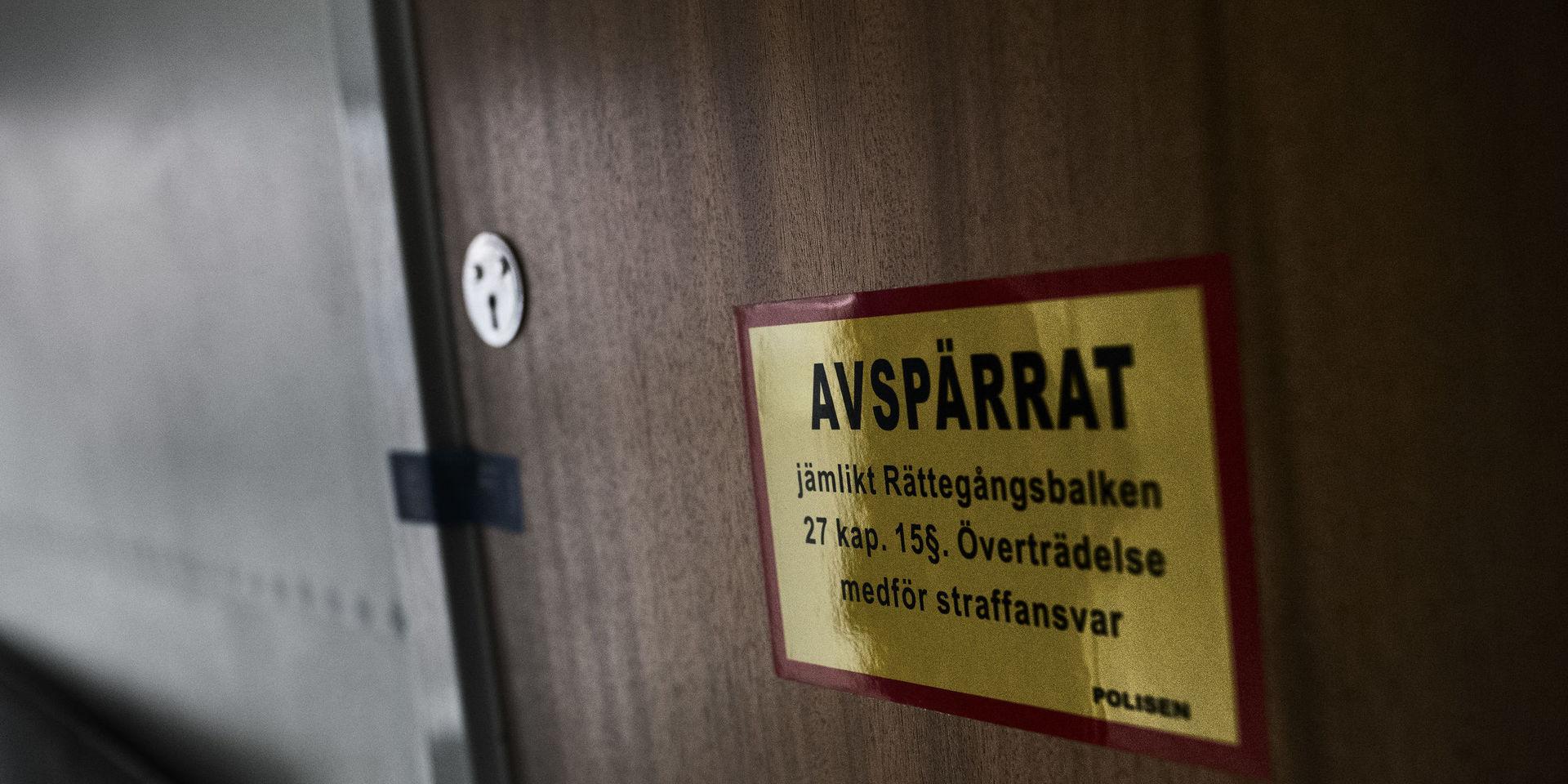 En kvinna hittades död i lägenhet i Frölunda efter att grannarna larmat om likmaskar.