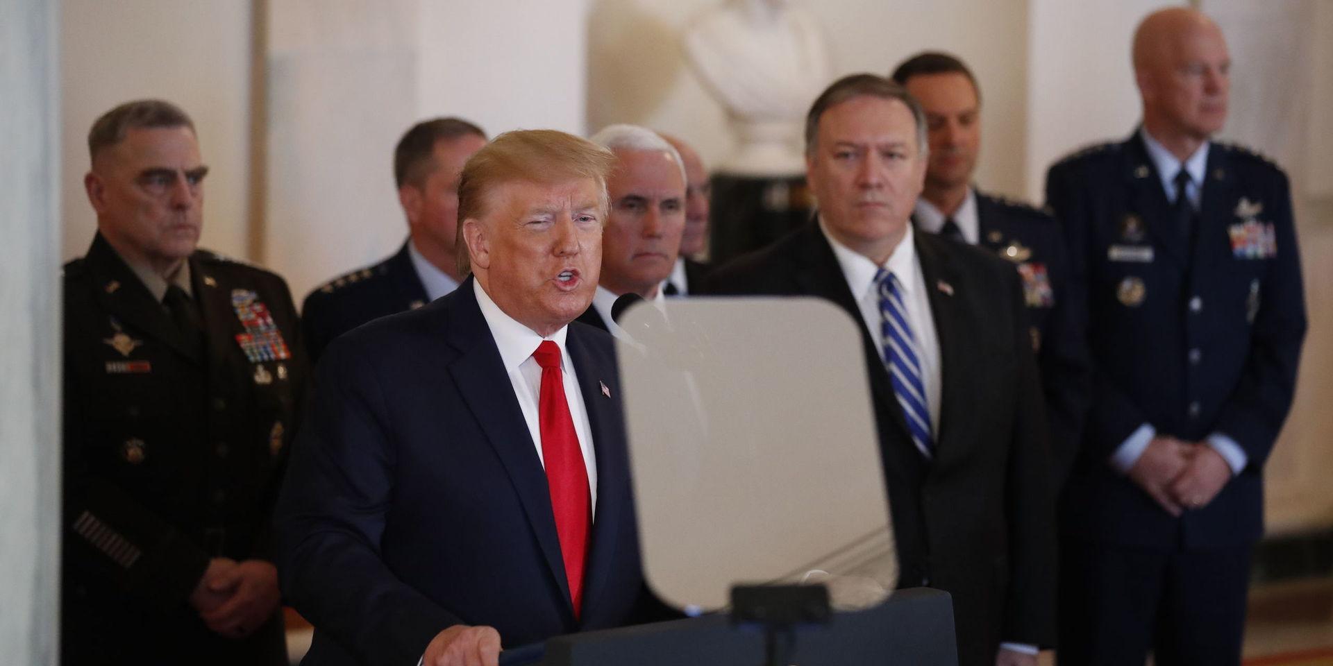 USA:s president Donald Trump – flankerad av flera ministrar och militära toppnamn – under pressträffen på onsdagen. 