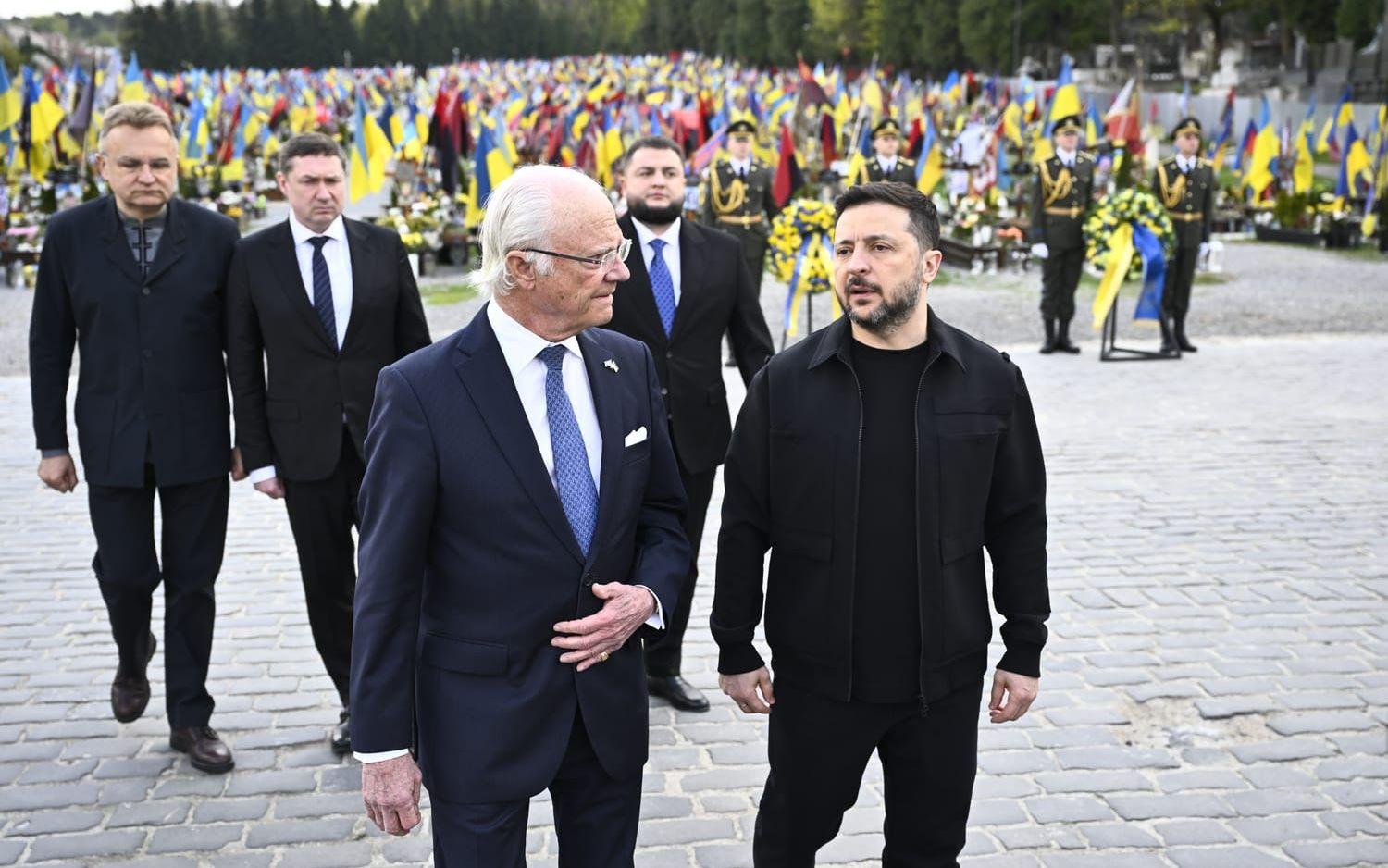 Sveriges kung Carl XVI Gustaf och Ukrainas president Volodymyr Zelenskyj vid en kransnedläggning i Lviv i västra Ukraina.