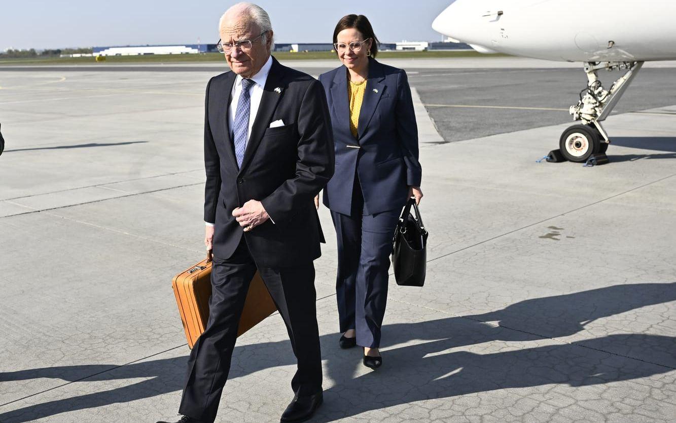 Kung Carl Gustaf och utrikesminister Maria Malmer Stenergard (M) på väg mot Ukraina, som de besöker under fredagen. 