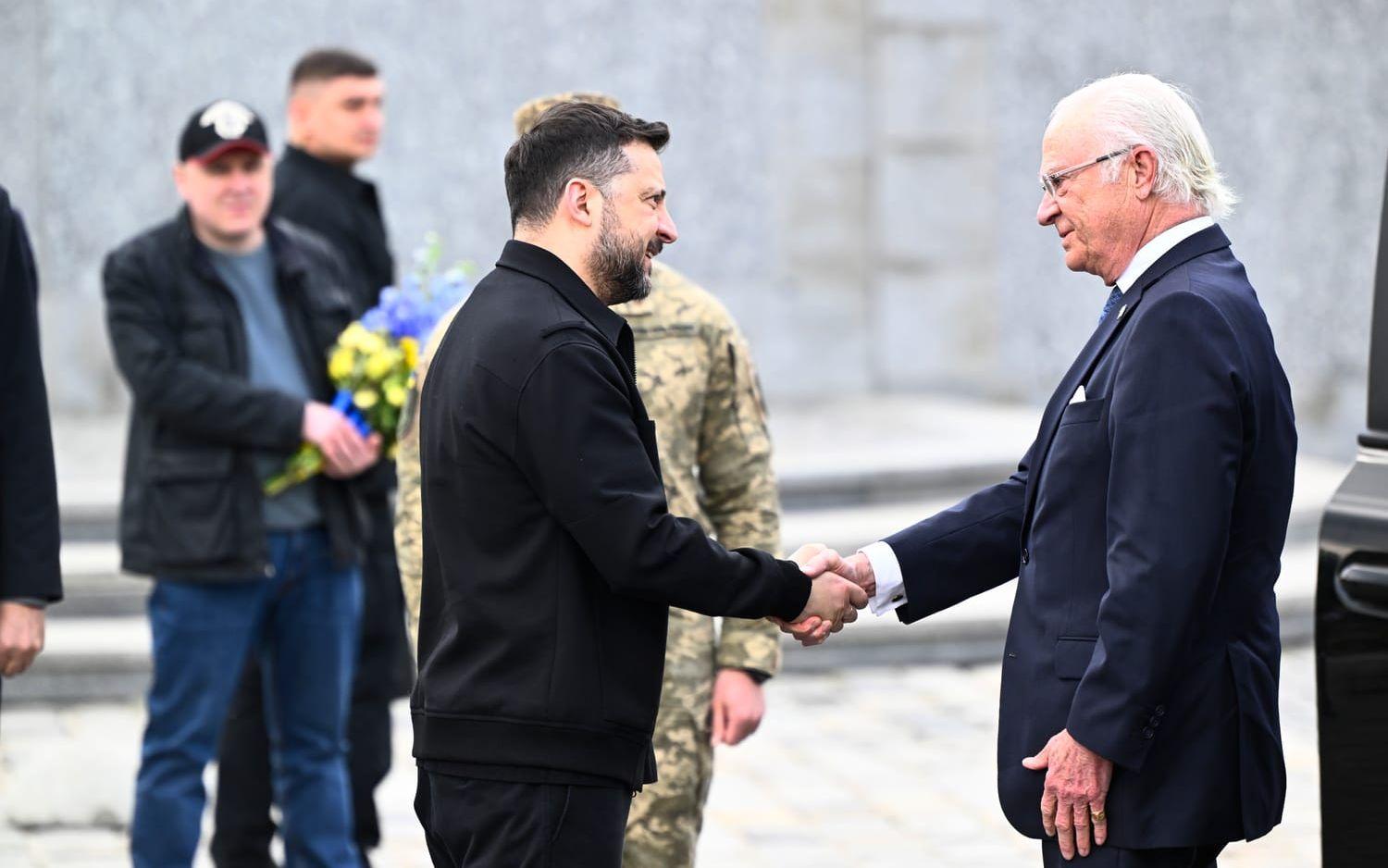 Sveriges kung Carl Gustaf och Ukrainas president Volodymyr Zelenskyj i Lviv i västra Ukraina.