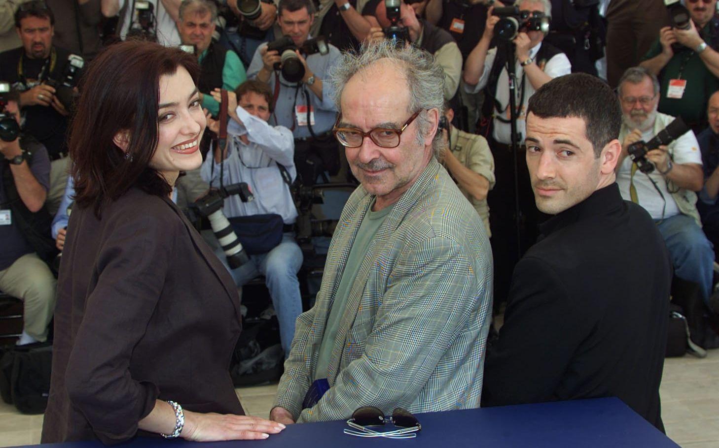Godard var aktiv som regissör fram till 2010-talet. Här med skådespelarna Cecile Camp och Bruno Putzulu under filmfestivalen i Cannes 2001, då filmen "Eloge de l'Amour" visades.