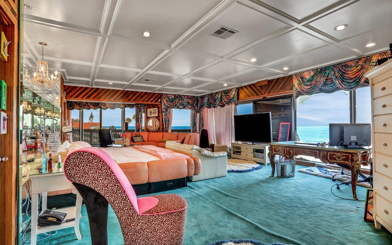 Master suite är stor, och har utsikt mot havet från alla håll. Undrar hur många som har en skostol hemma?