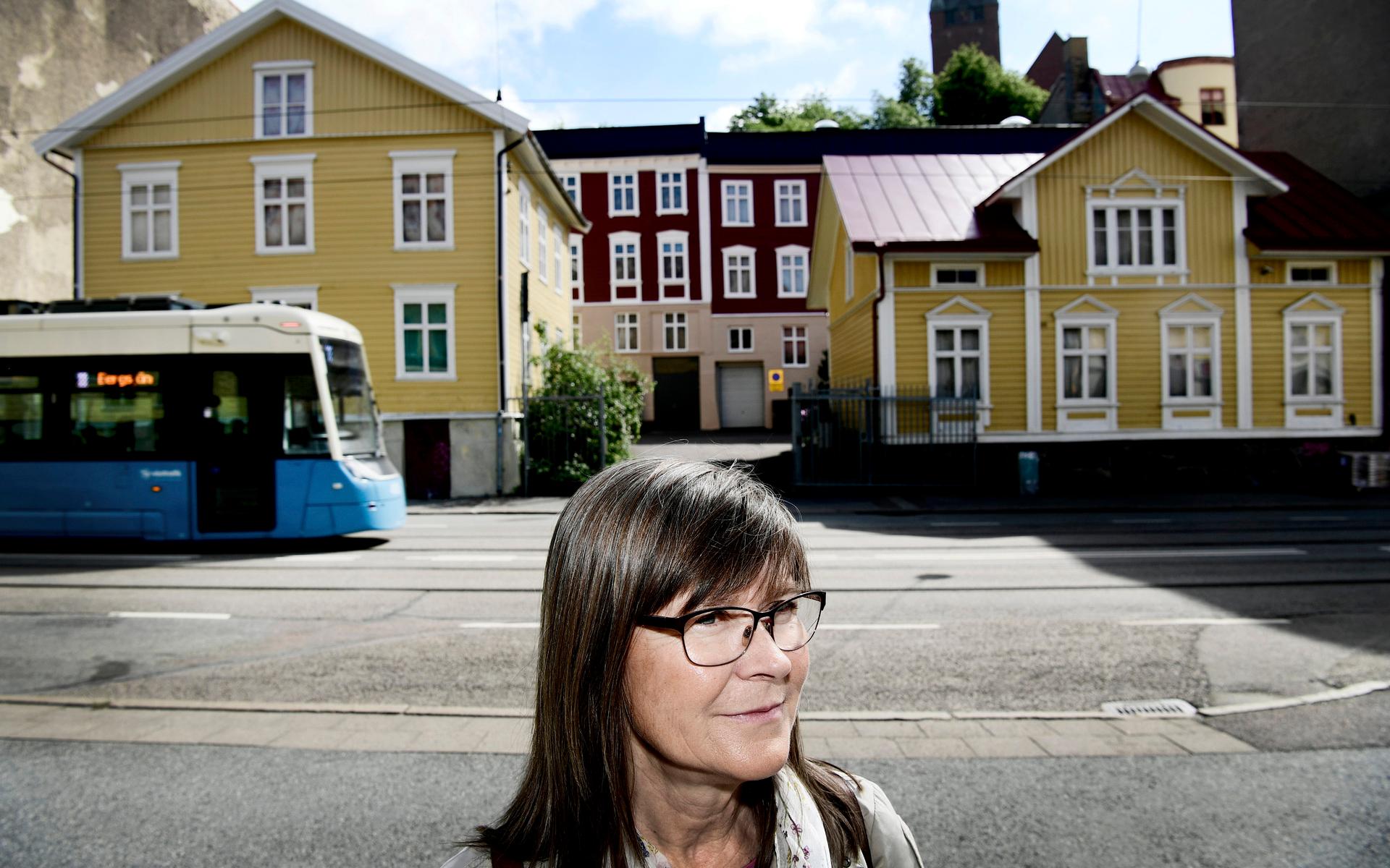 Karin Pleijel vid husen på Bangatan, som hon menar är ett bra exempel på klassiska byggnader i Göteborg som saknar skyddsbestämmelser. 