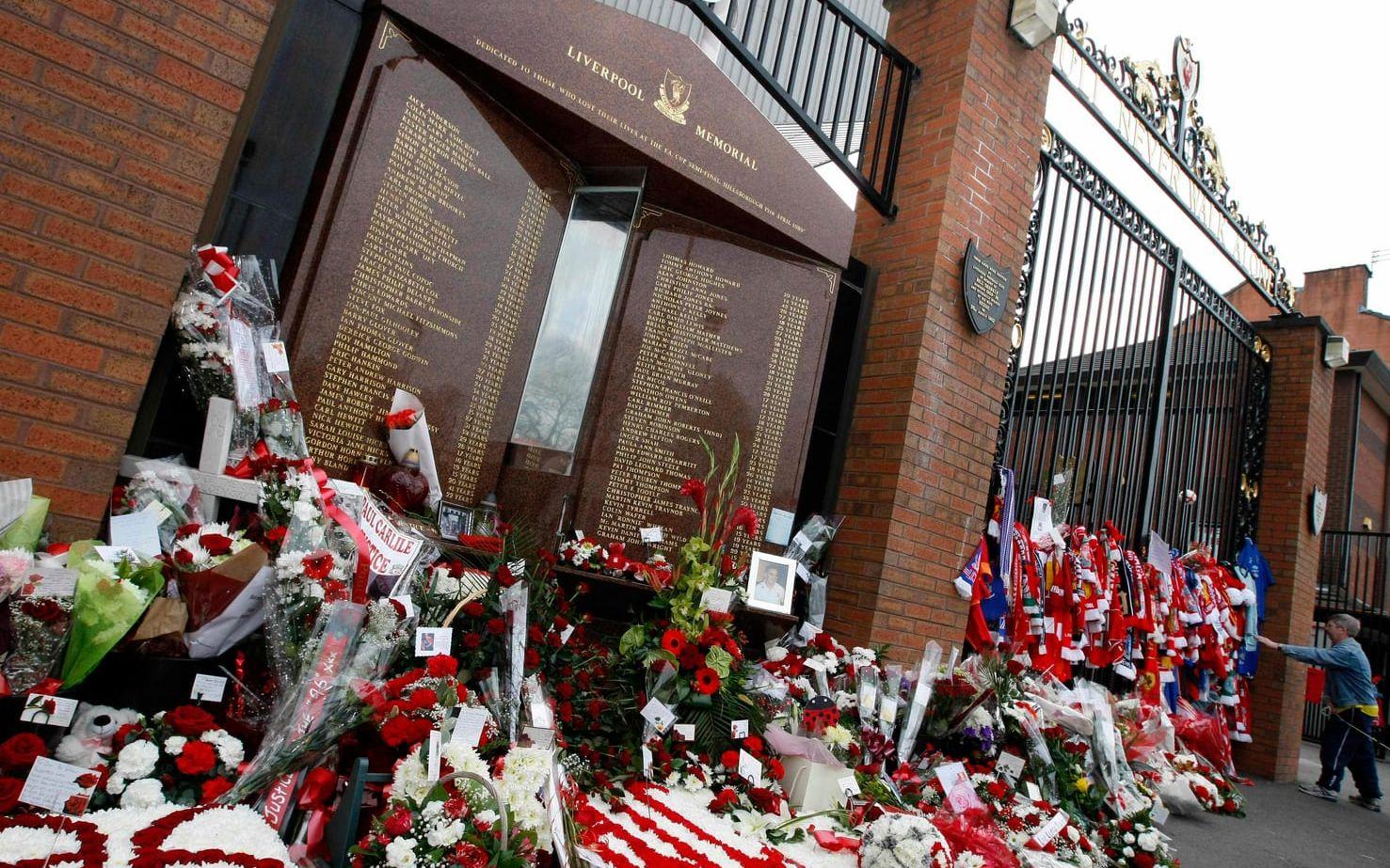 Vid Liverpools hemmaarena, Anfield, finns "Hillsborough memorial", med namnen på de 96 supportrarna som dog. Foto: TT