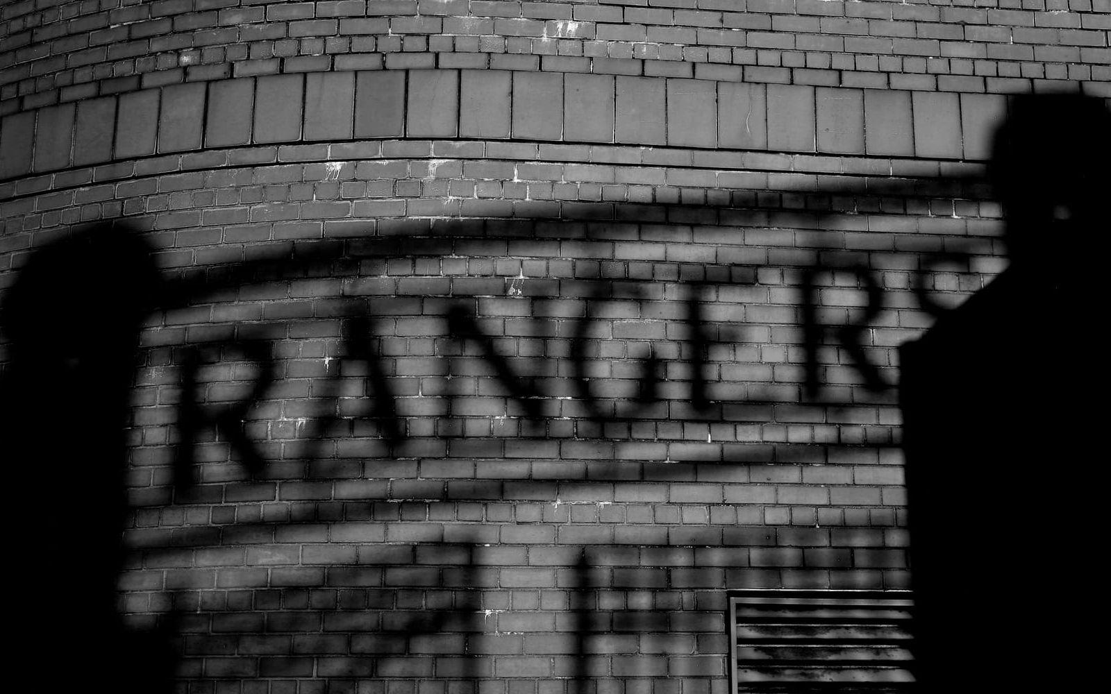 Glasgow-derbyt mellan Rangers och Celtic slutade dramatiskt på planen och med fullständigt kaos på läktarna. Foto: TT