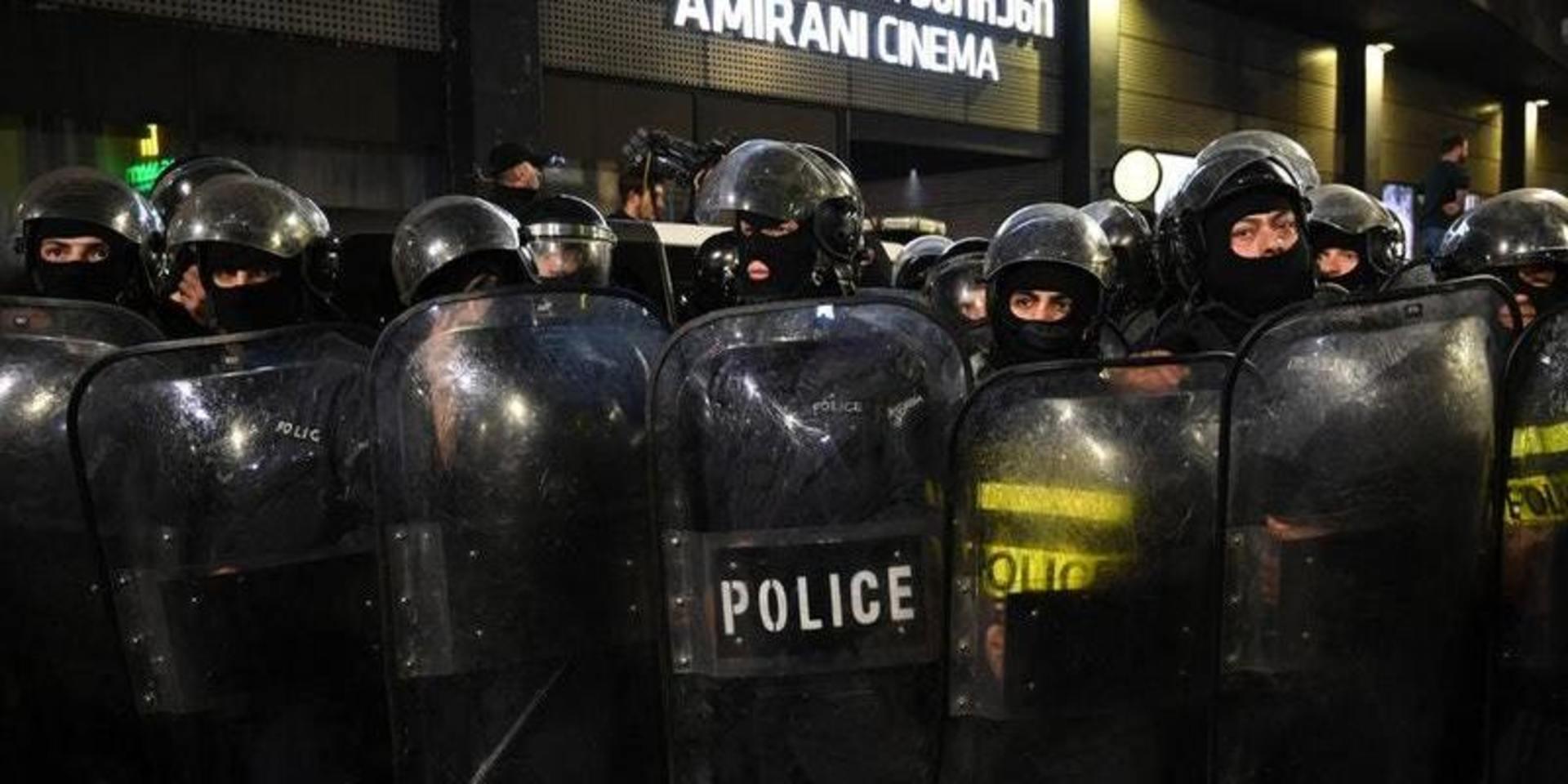 Georgisk polis skyddade dörrarna till Amirani-biografen i Tbilisi mot arga demonstranter.