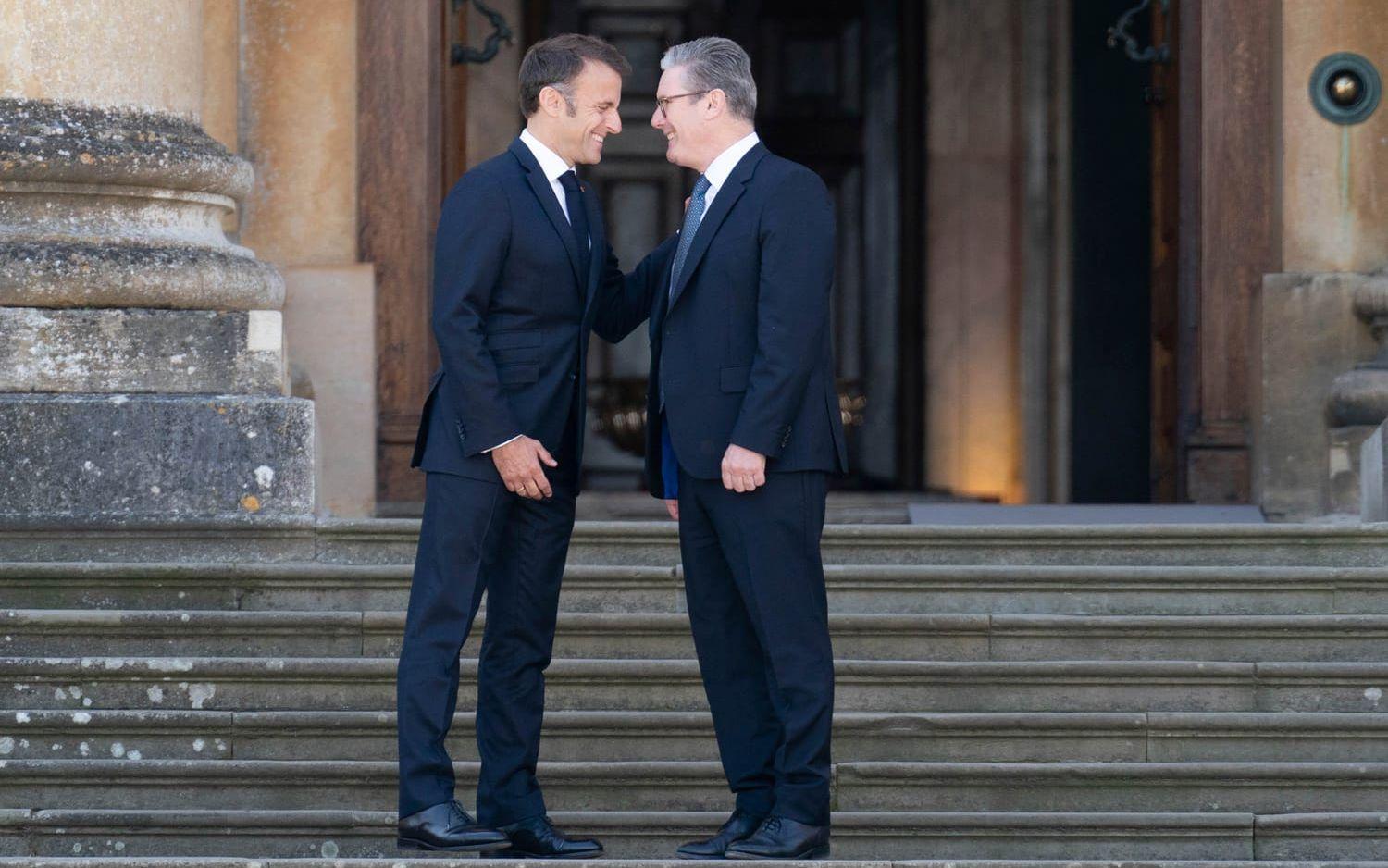 Frankrikes president Emmanuel Macron, till vänster, välkomnas av Storbritanniens premiärminister Keir Starmer inför mötet på Blenheim Palace utanför Oxford på torsdagen.