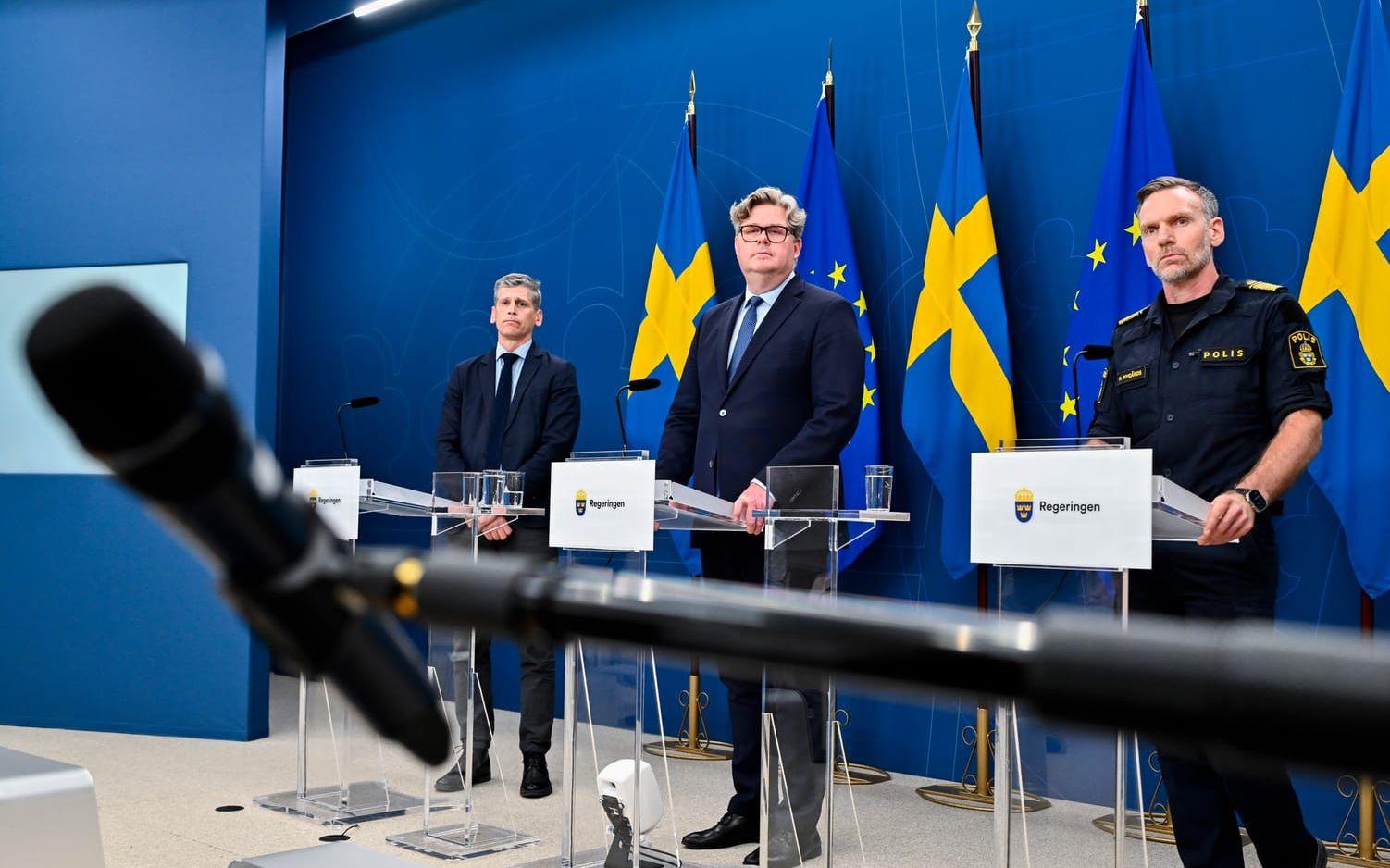 Säkerhetspolisen och polisen bekräftade under torsdagen att Iran använder sig av kriminella nätverk för att planera och försöka utföra dåd i Sverige. Från vänster: Daniel Stenling, chef Säpos kontraspionage, justitieminister Gunnar Strömmer (M) och Hampus Nygårds, biträdande chef på Noa.