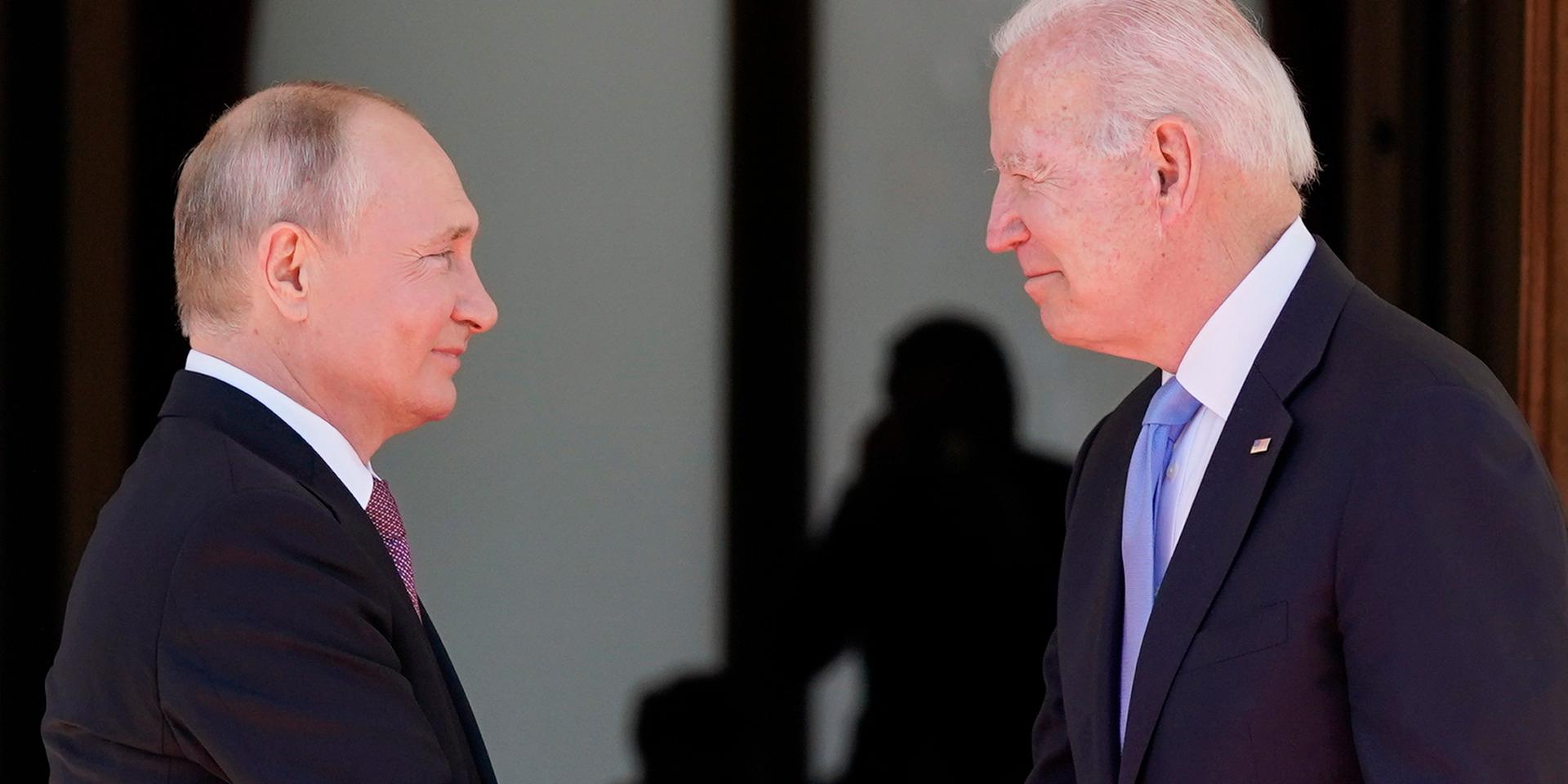Presidenterna Vladimir Putin och Joe Biden i ett spänt toppmöte i Schweiz i juni i år. I veckan stängde Ryssland sin Nato-delegation i Bryssel och ett Natokontor i Moskva. Det var ett svar på att försvarsalliansen uteslutit åtta personer i den ryska delegationen för att vara underrättelseofficerare. Det är senaste tecknet på de frusna relationerna mellan Ryssland och väst.