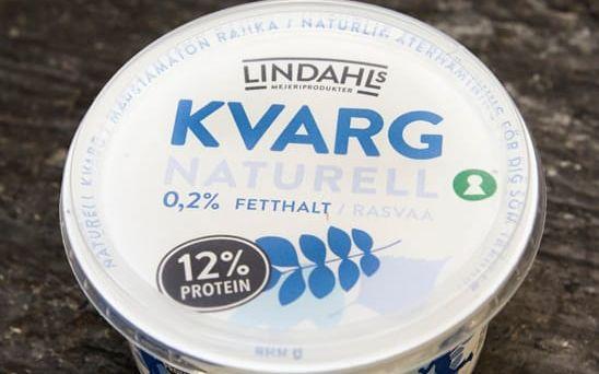 Lindahls kvarg naturell: Energi: 64 kcal, Fett: 0,2 g, Kolhydrater: 3,3 g, varav sockerarter: 3,3 g, Protein: 12 g. Bild: Anna von Brömssen.