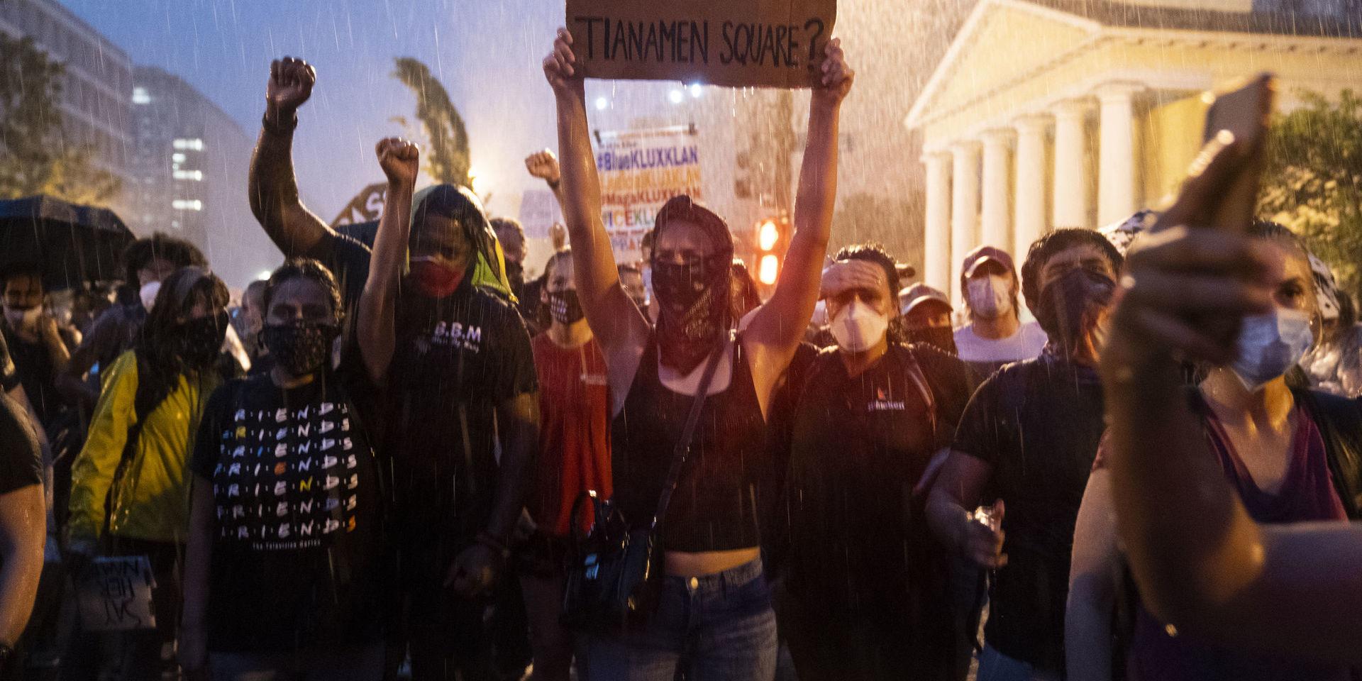Demonstranter protesterar i närheten av Vita huset i Washington DC på torsdagskvällen.