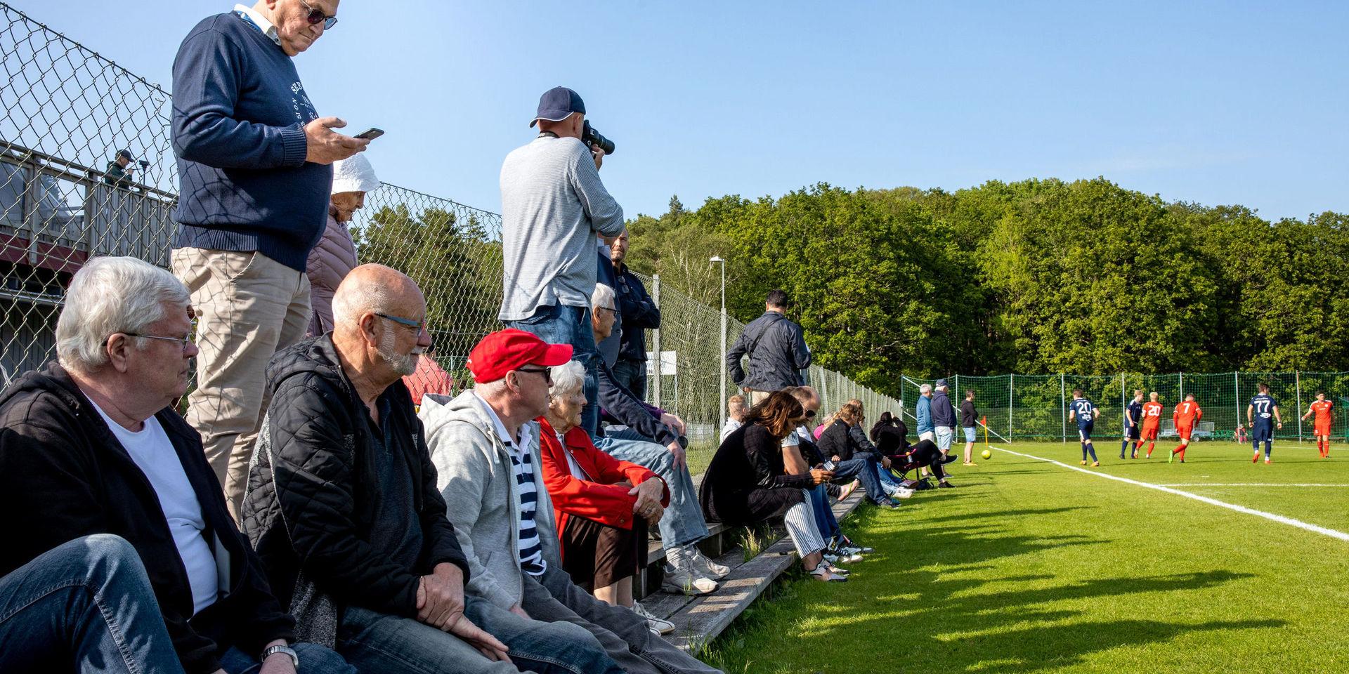 Åkeredsvallen i början av juni 2019. Öis chefscout Kent Carlzon är på plats och tittar på framtida spelare. 