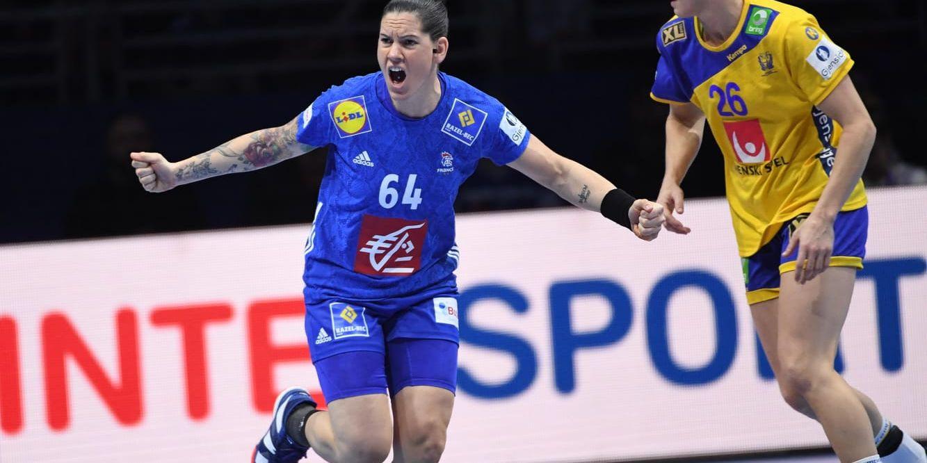 Frankrikes världsstjärna Alexandra Lacrabére fick kämpa för att nå 21-21 mot Sverige och Elin Hallagård i mellanrundan av handbolls-EM under söndagskvällen.